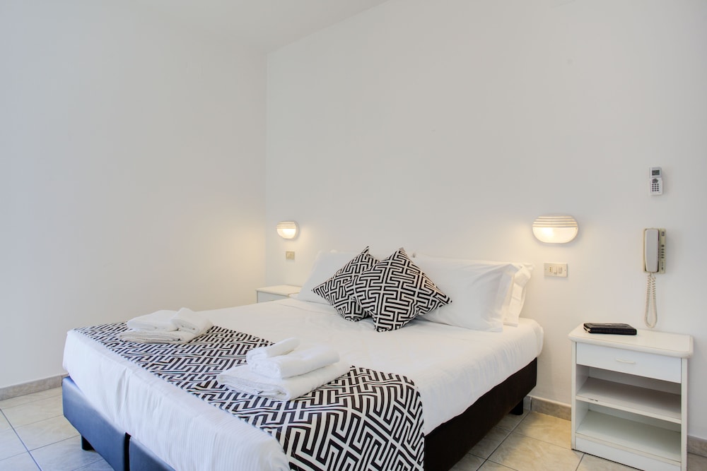 Double or Twin Room - Photo 11