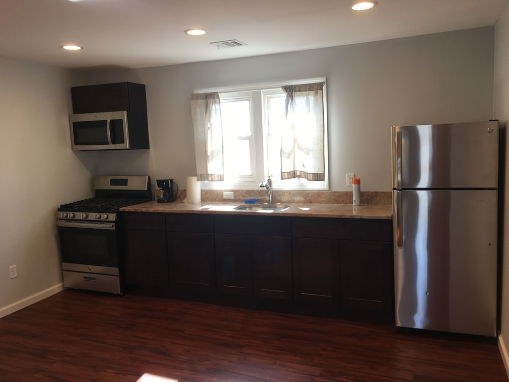 Newly Renovated 4 Bedroom Apartment - Photo 16