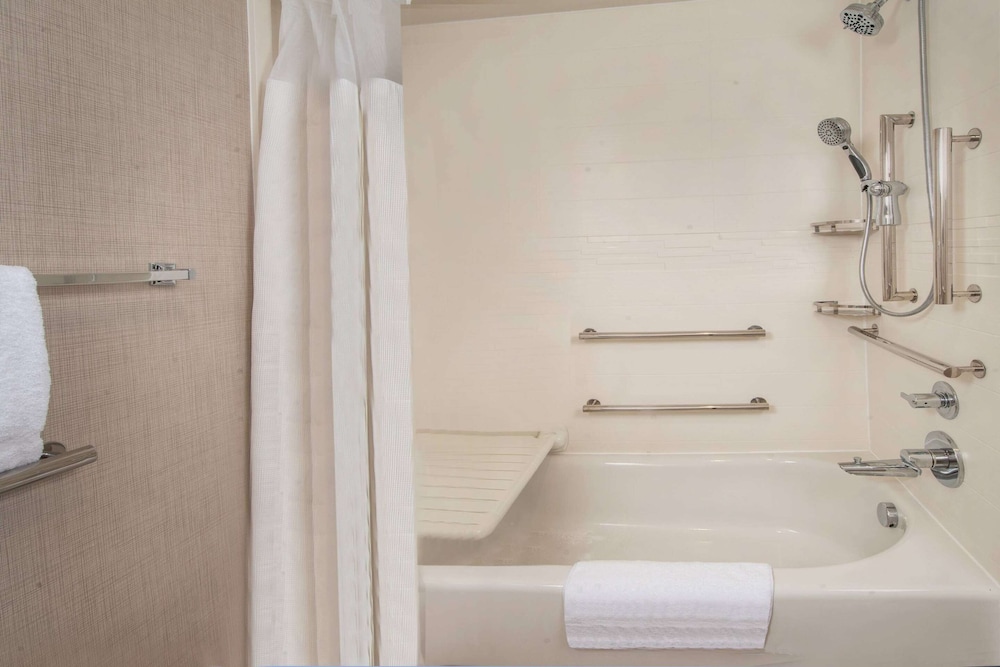 Room, 1 Queen Bed with Sofa bed, Accessible (Mobility Tub)