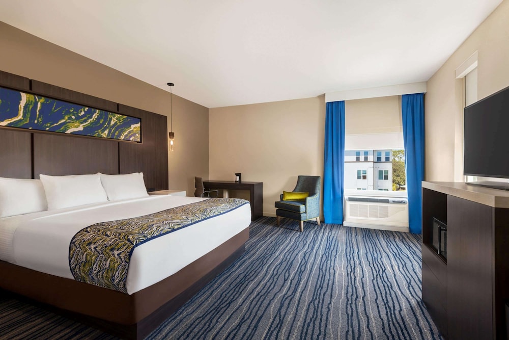 Room, 1 King Bed, Accessible, Non Smoking (Mobility)