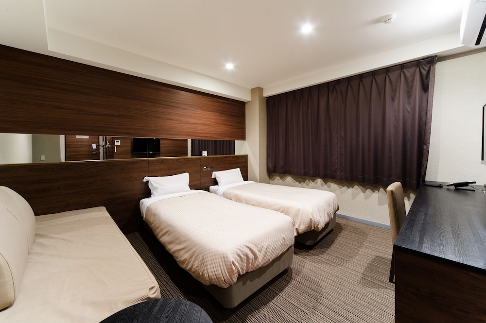 Casual Triple Room (20 Square Meter)