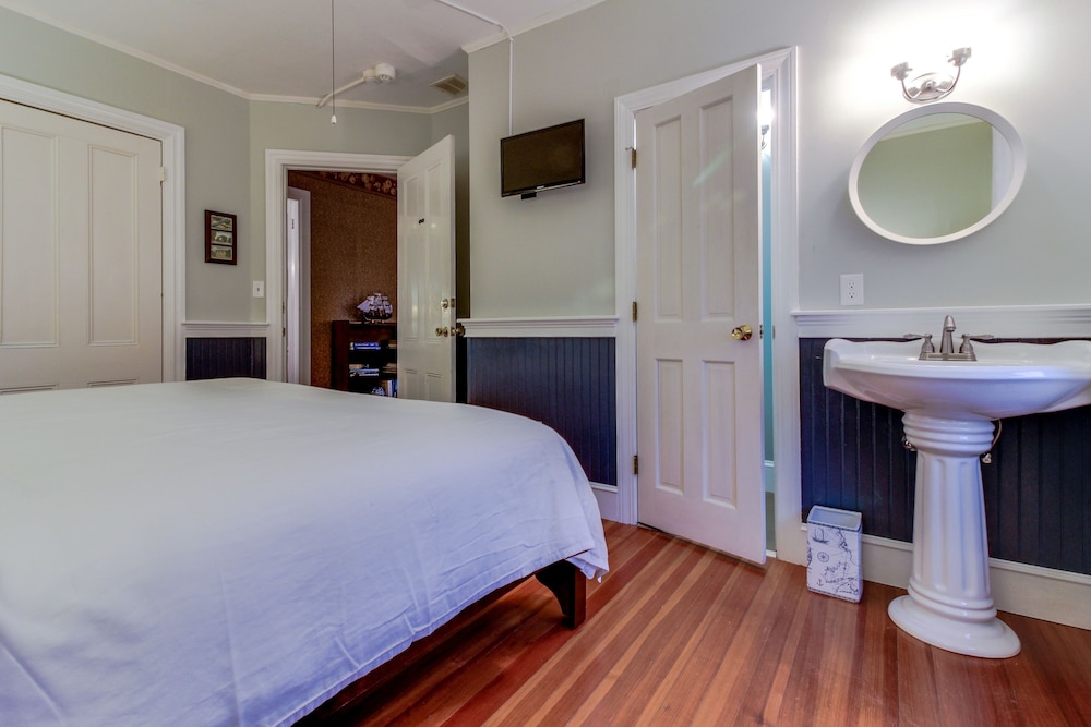 Room, 1 King Bed (Anaconda Room Petite Bathroom) photo 3
