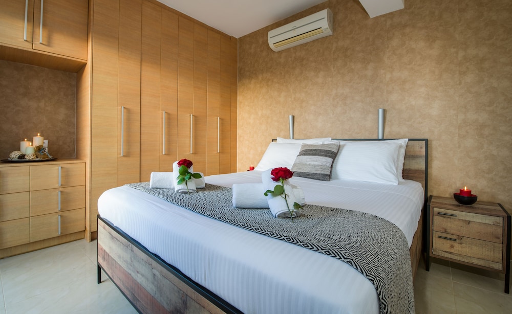 Artdeco Luxury Suites #C4 photo 2