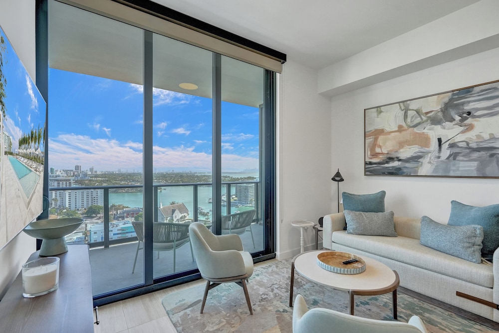 Luxury 1 Bedroom with Balcony, Partial Ocean views