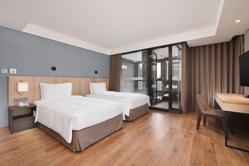 Classic Room, 2 Twin Beds, City View