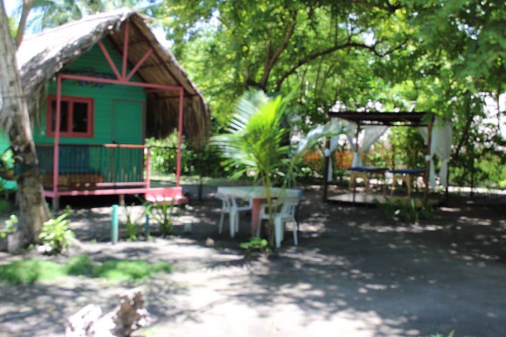 Cabin (Bungalow 5 - Green) photo 2