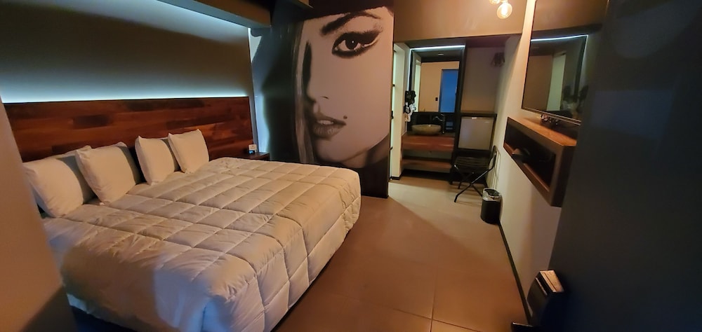 Deluxe Room, 1 King Bed - Photo 5