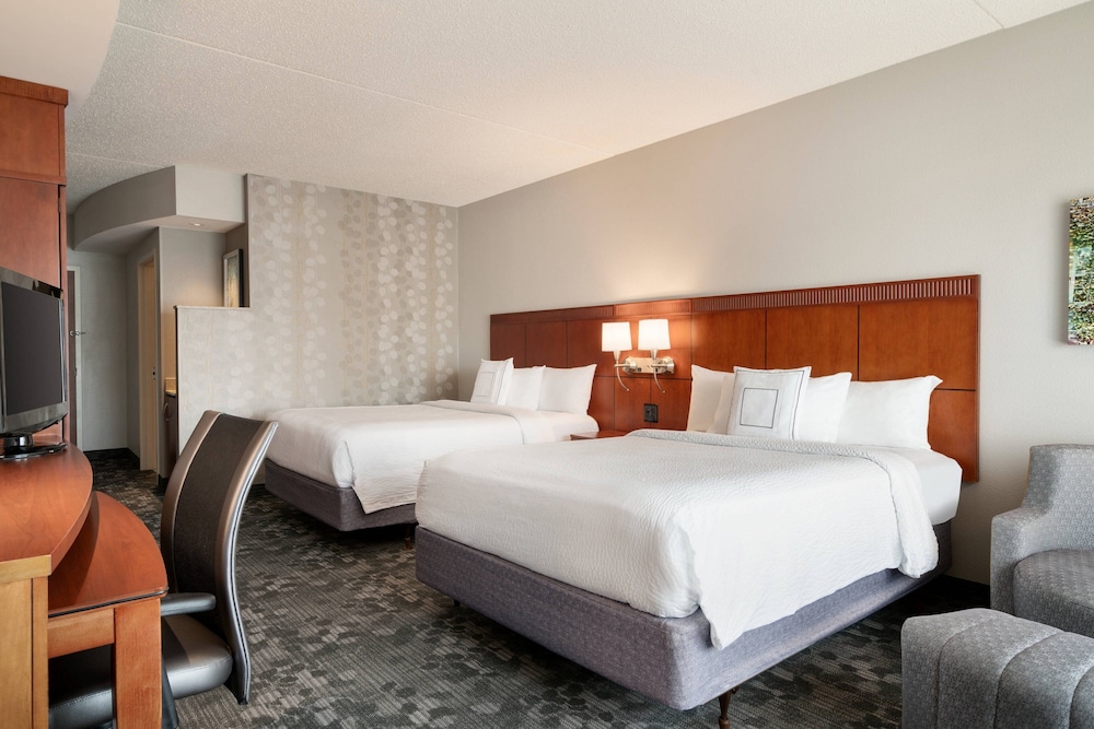 Room, 2 Queen Beds (Mobility/Hearing Accessible, Tub) photo 1
