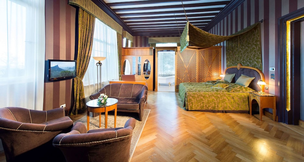 Superior Suite, Multiple Beds, Terrace (Living Room)