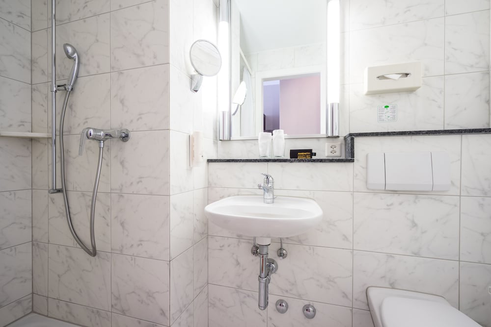 Standard Twin Room - Photo 16