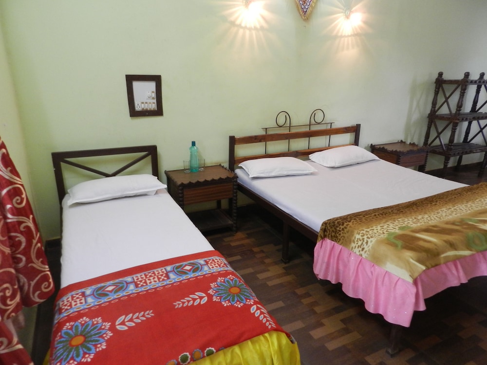 Basic Triple Room, Multiple Beds, Smoking, Mountain View photo 1