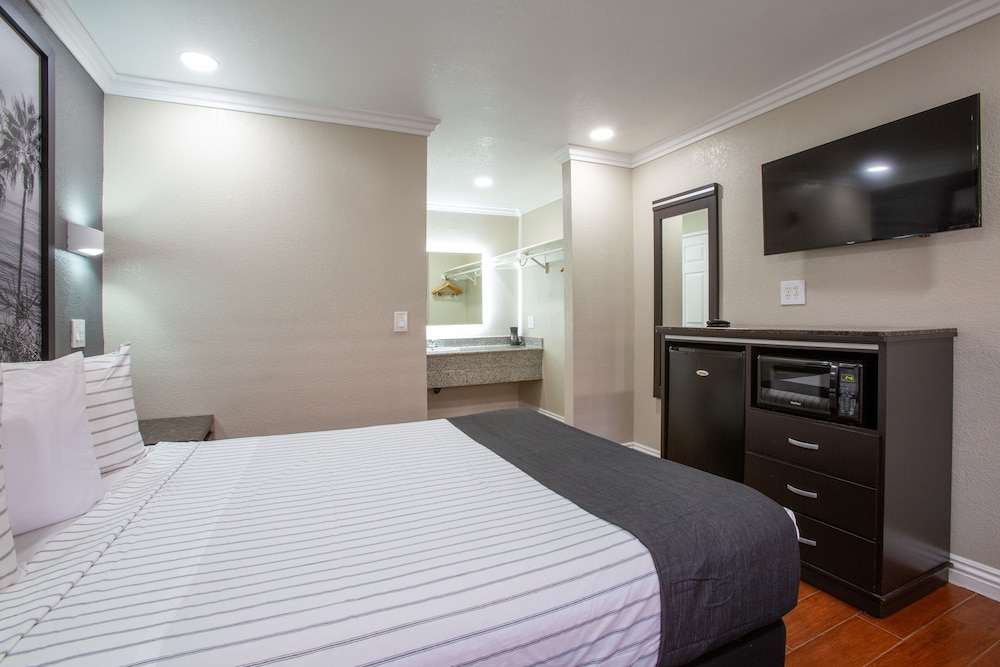 One Queen Bed - Photo 6
