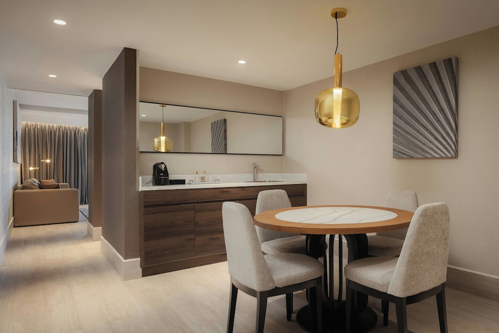 Suite, 1 King Bed, City View