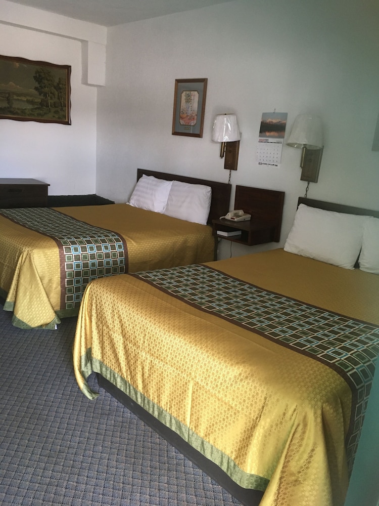 Superior 2 queen beds room photo 1