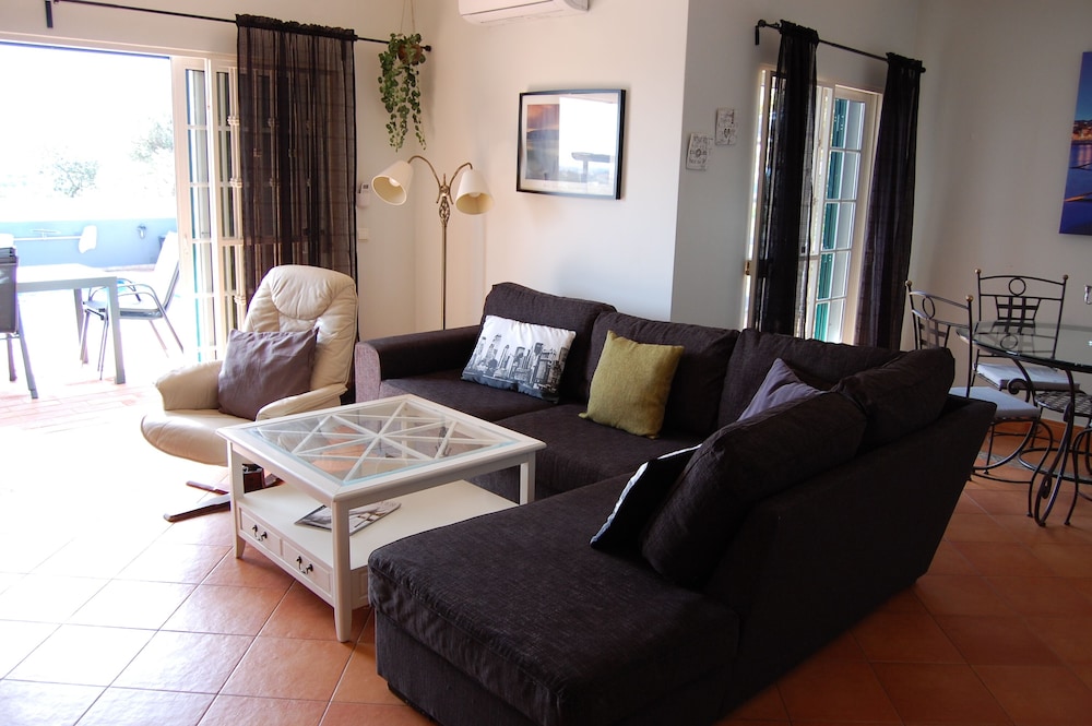 Charming 3-bedroom Villa With Wifi and Central Heating in Beautiful Santa Bárbar, 写真 10