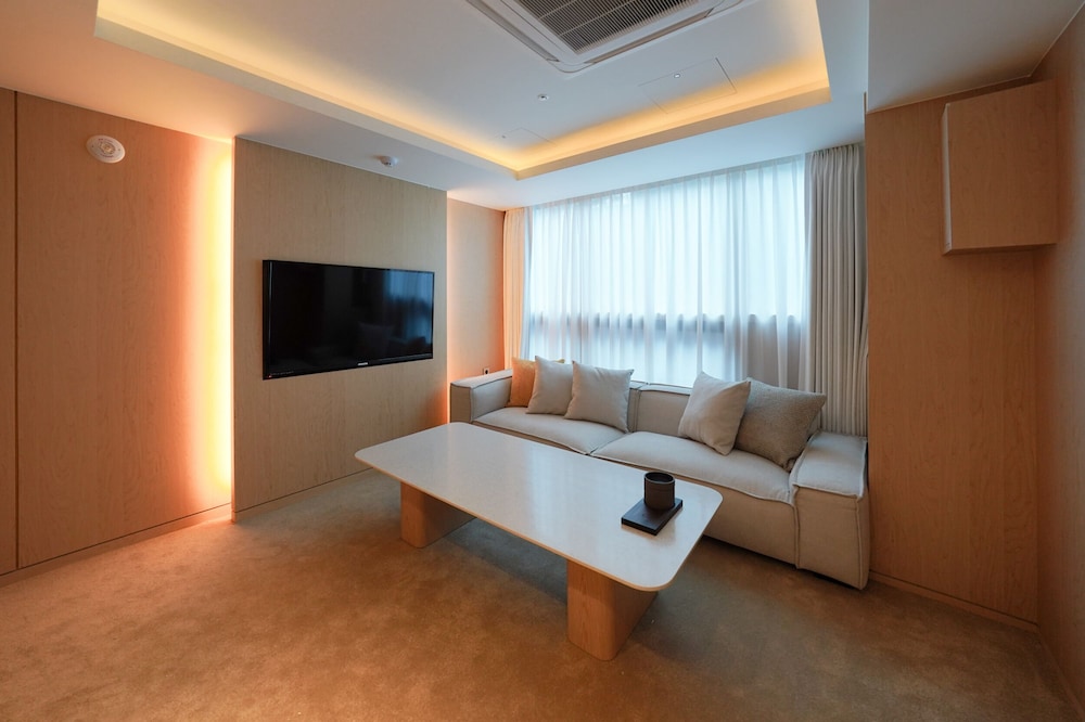 Annex Standard Triple Suite - Photo 11