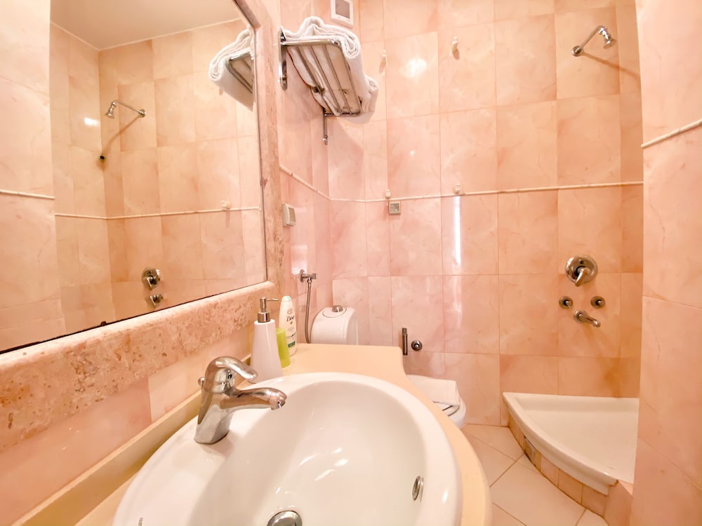 One Bedroom Quadruple Suite, 2 Bathrooms photo 3