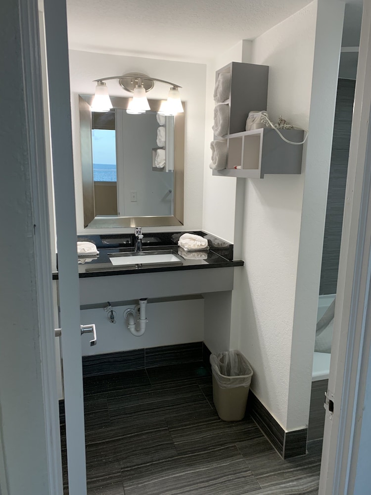 Deluxe Room - Photo 7