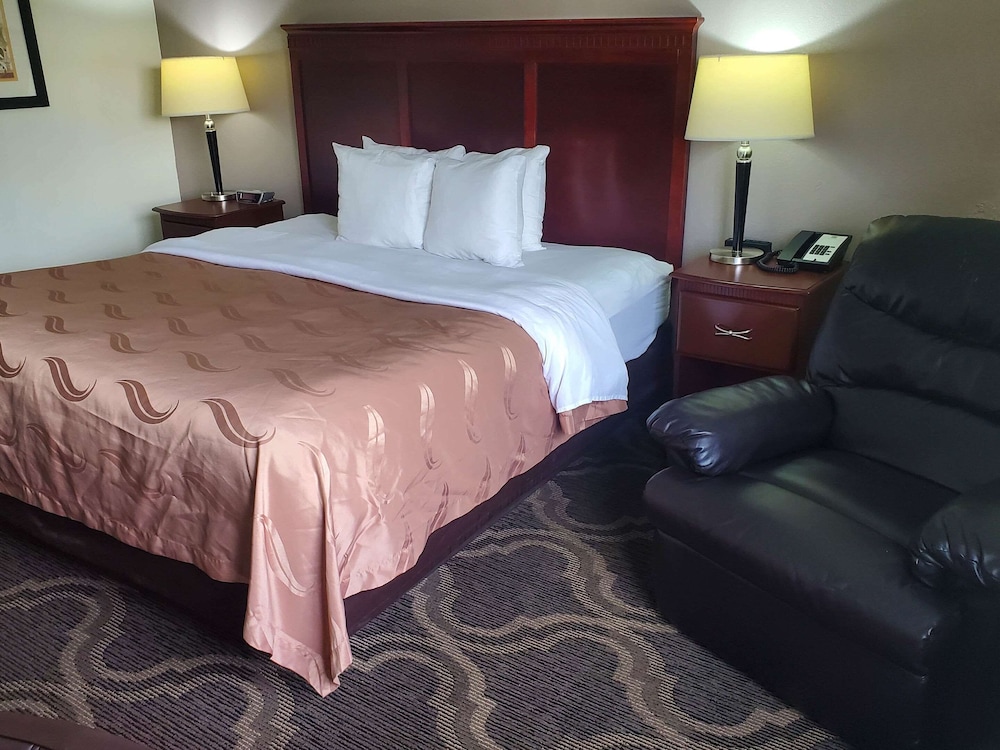 Standard Room, 1 King Bed, Non Smoking - Photo 4