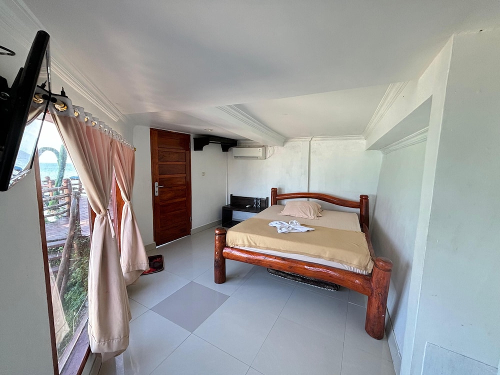 Deluxe Single Room, Beachfront photo 2