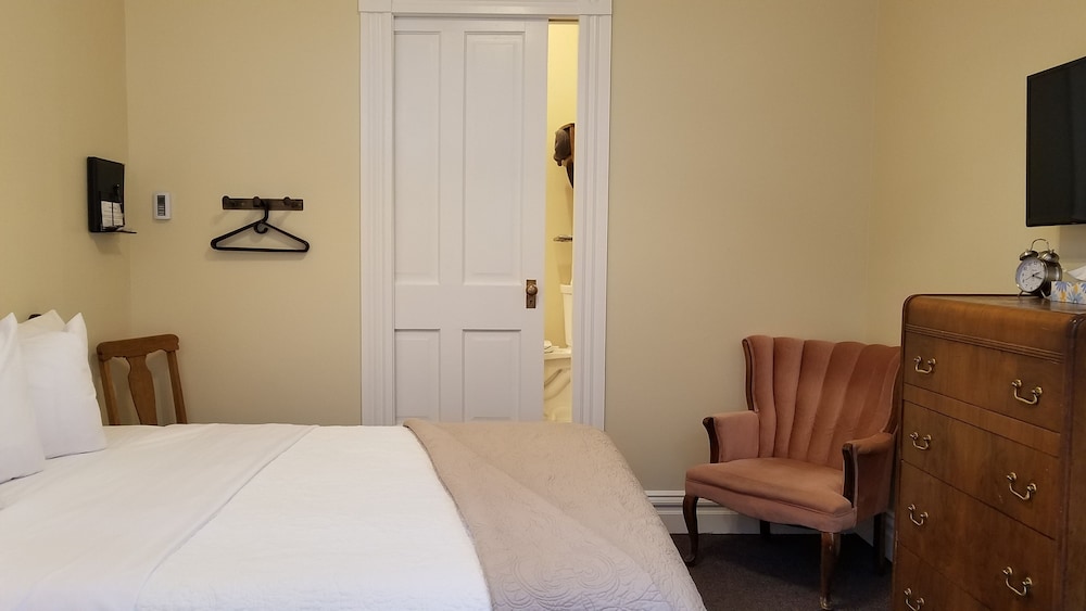 Petite Interior Room, No View