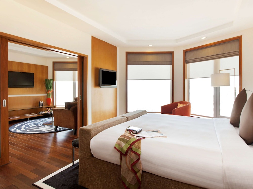 Executive Suite, City View, 1 King Bed, Club Lounge Access - Photo 1