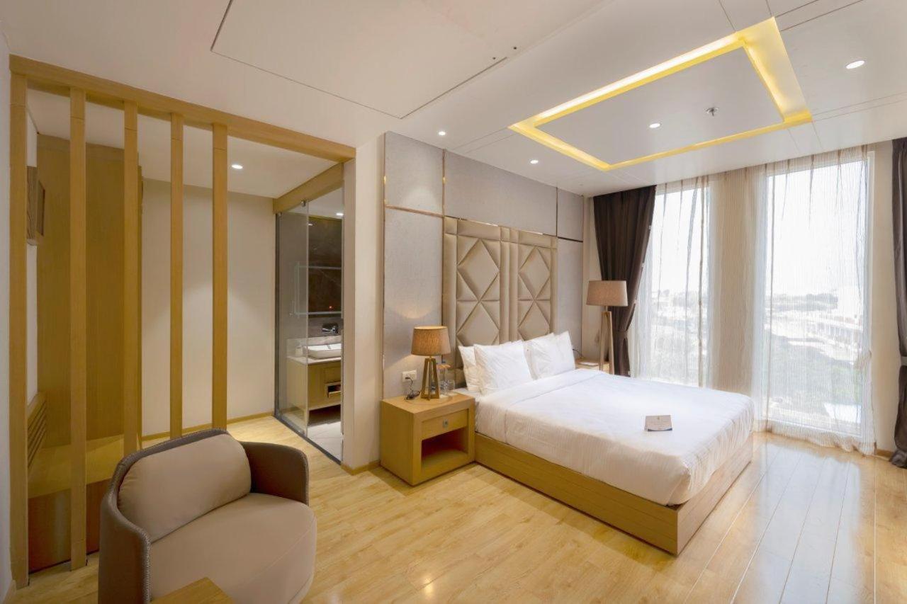 Executive Suite - Photo 6