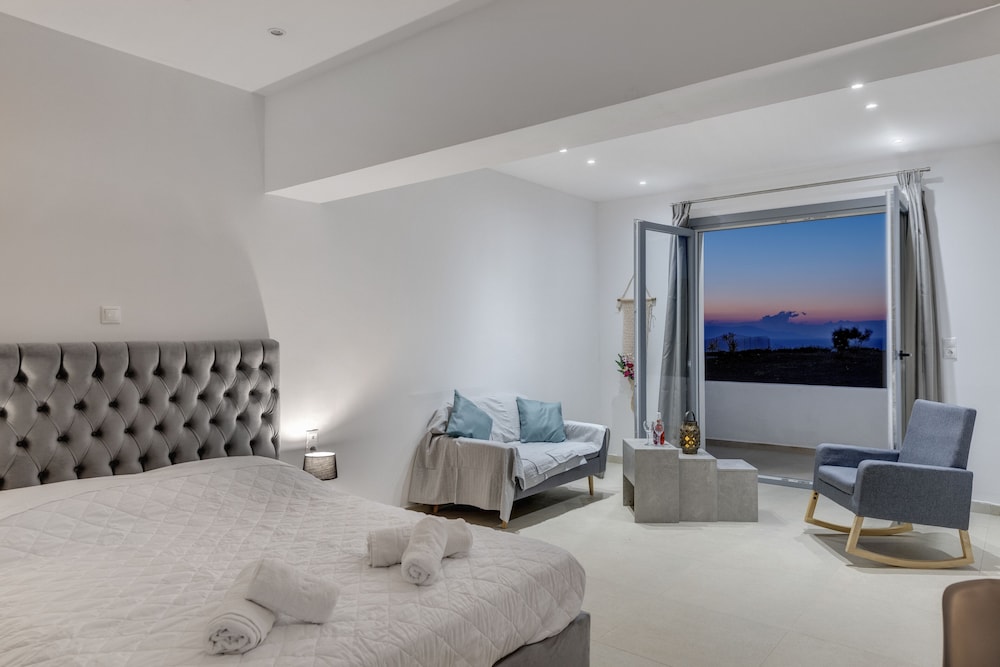 Deluxe Studio Suite, 1 King Bed, Balcony, Sea View