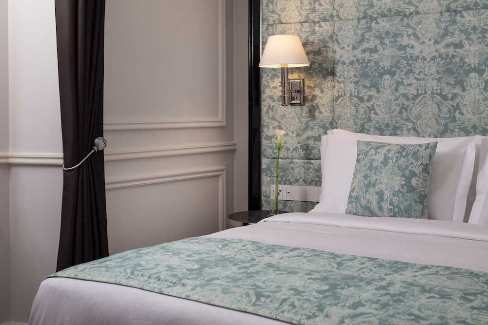 Grand Room, 1 King Bed thumbnail 5