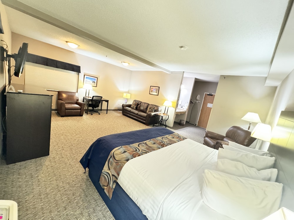 Suite King With 2 Recliner With Couch & Tub Shower
