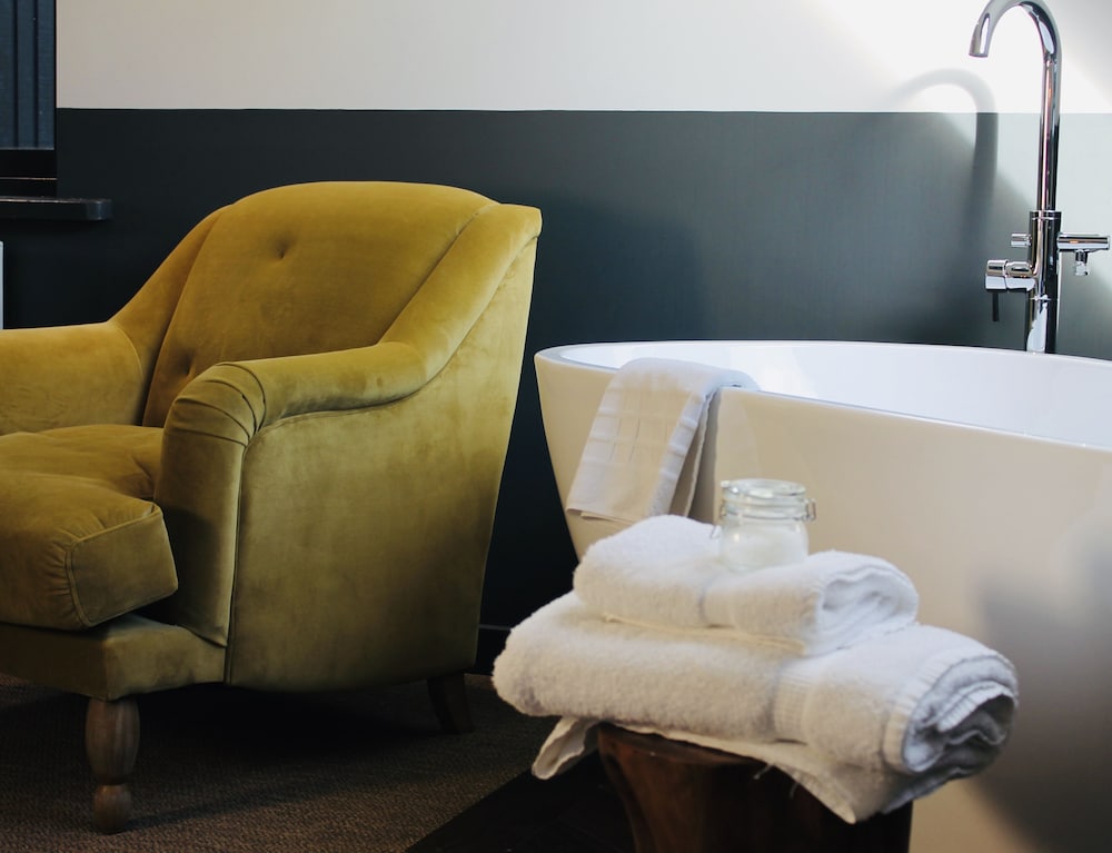 Deluxe Suite, Bathtub - Photo 1