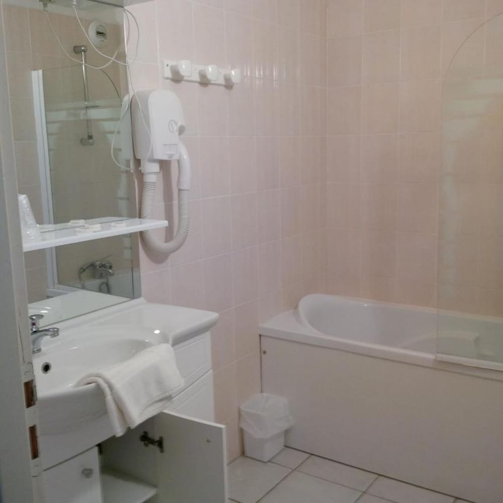 Single Room, Bathtub