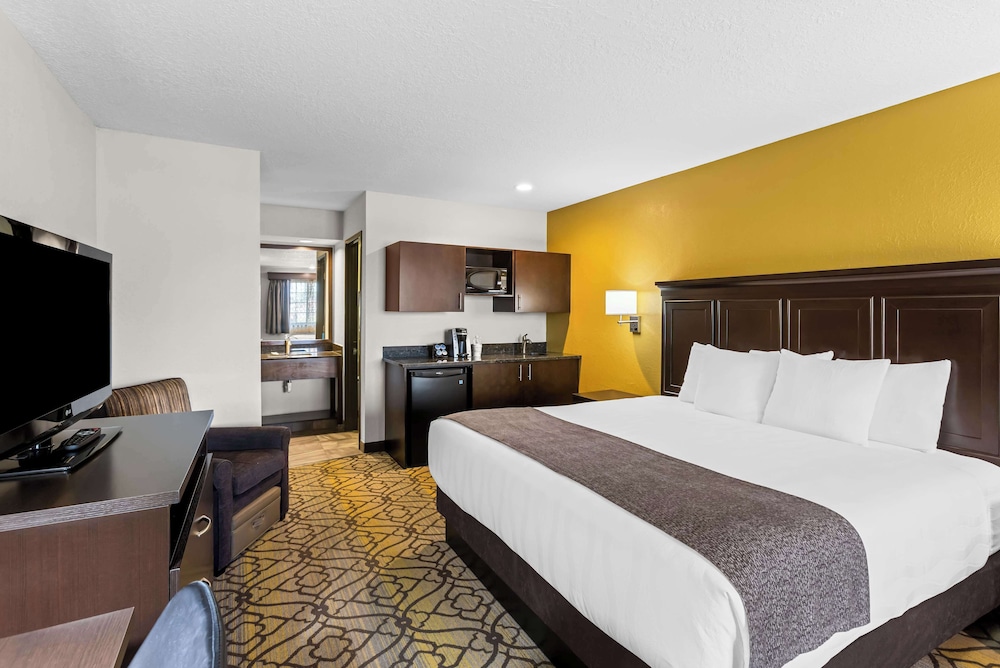 Standard Room, 1 King Bed, Non Smoking, Refrigerator - Photo 1