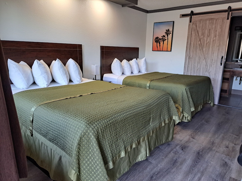 Standard Room, 2 Queen Beds photo 1
