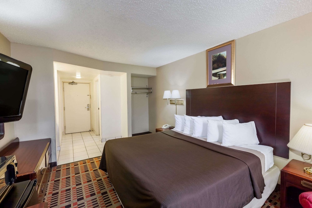 Deluxe Room, 1 King Bed, Non Smoking - Photo 5