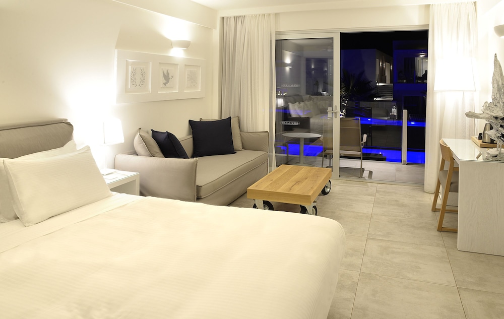 Classic Room, Pool Access (Swim up sharing pool) thumbnail 5
