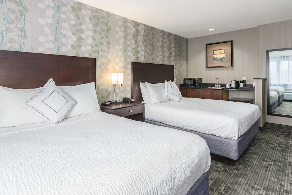 Standard Room, 2 Queen Beds, Non Smoking, Refrigerator & Microwave - Photo 3