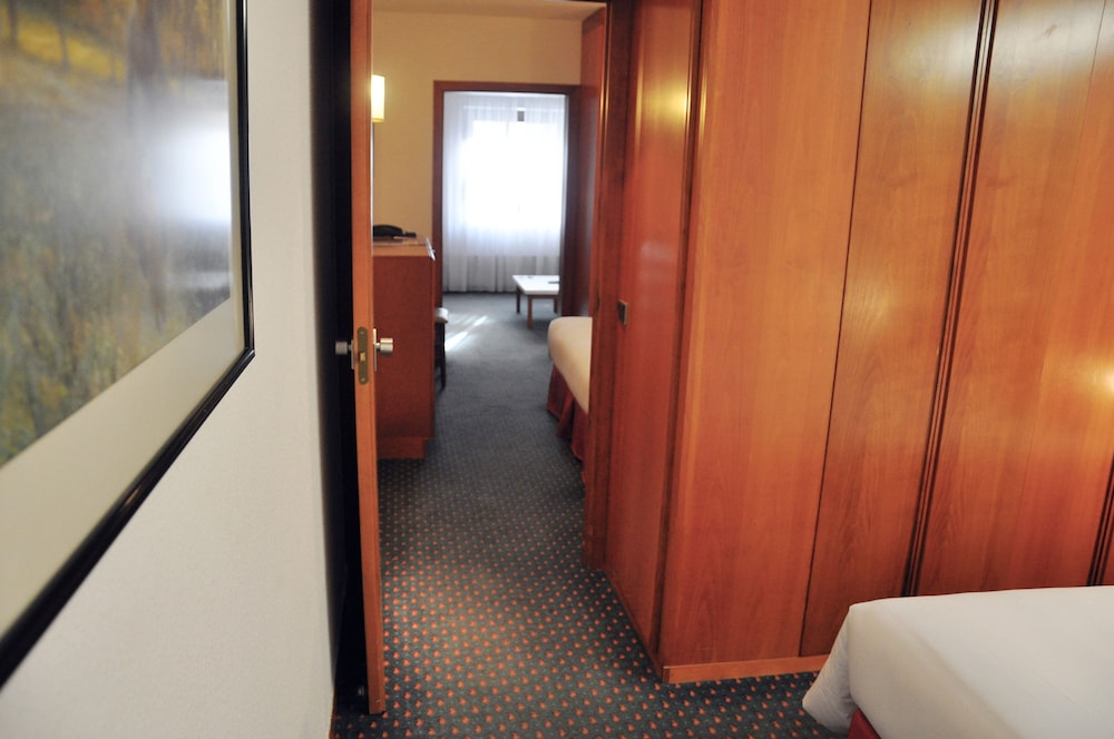 Standard Room, Multiple Beds photo 3