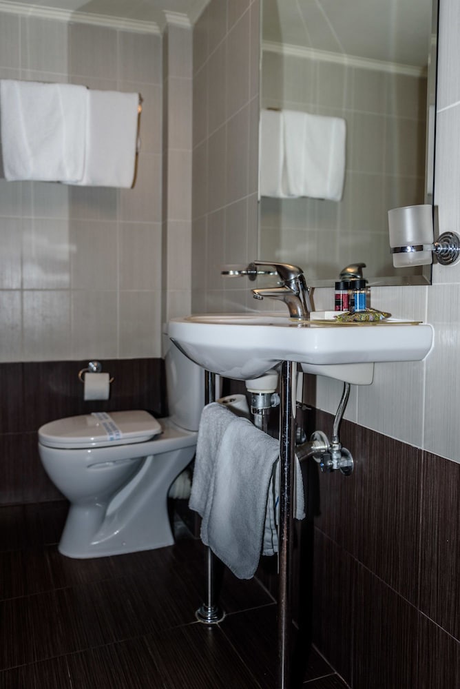 Economy Double or Twin Room (no balcony) - Photo 7