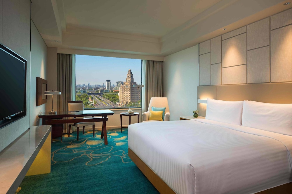 Club Room, 1 King Bed, City View - Photo 1
