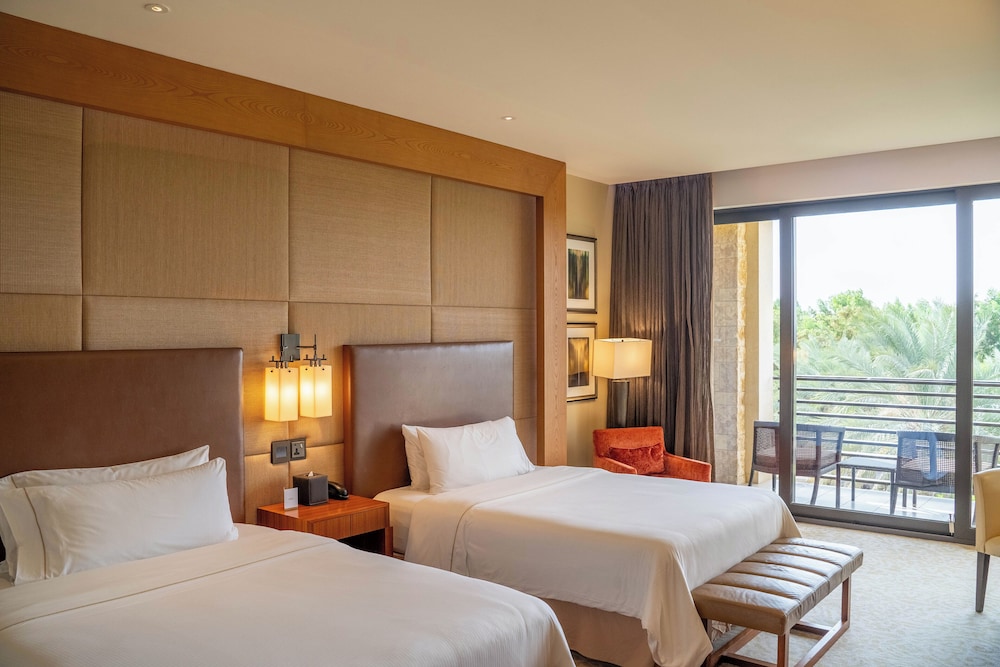 Junior Suite - King Bed, Non-Smoking photo 2