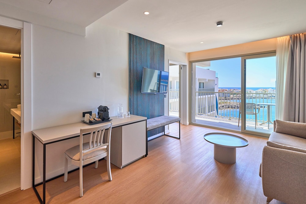 Standard Suite, Balcony, Sea View thumbnail 5
