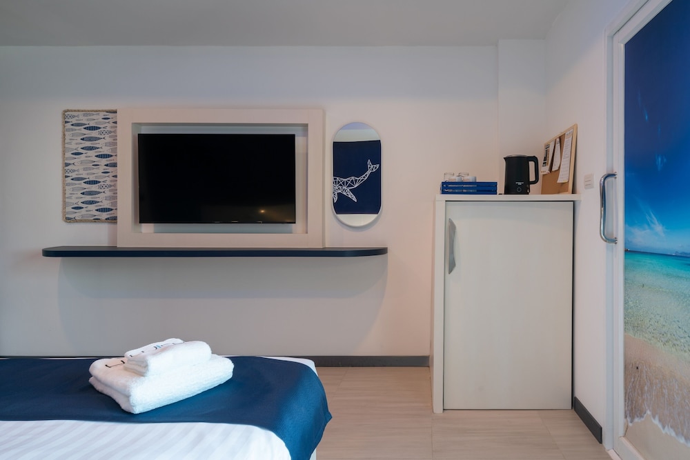 Premier Room, 1 King Bed - Photo 5