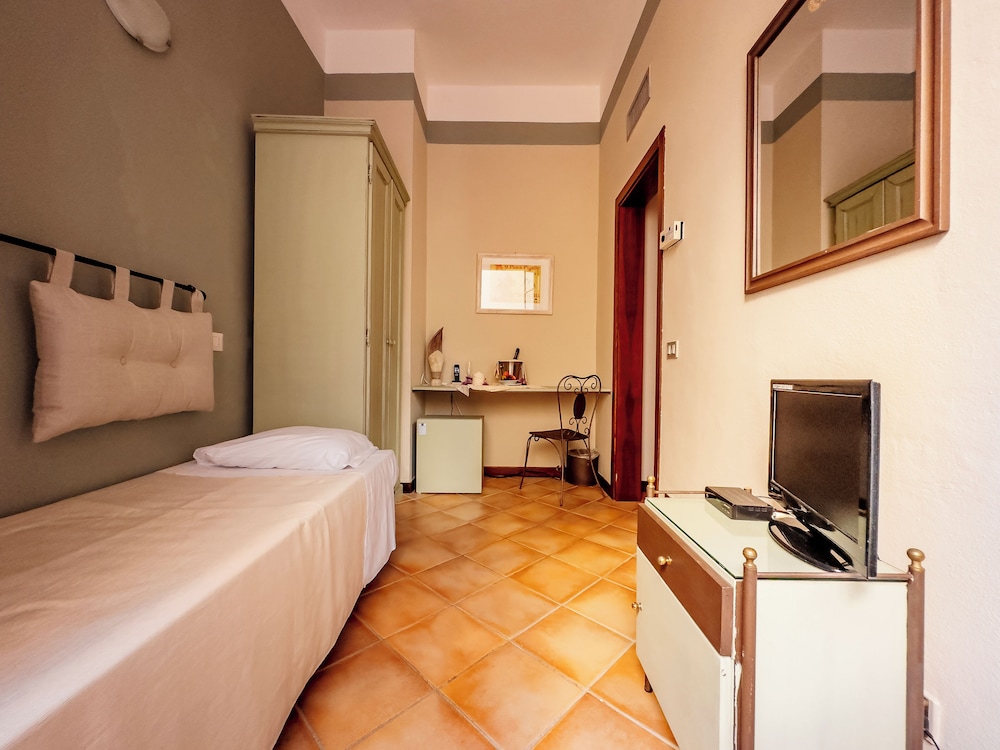 Basic Single Room photo 3