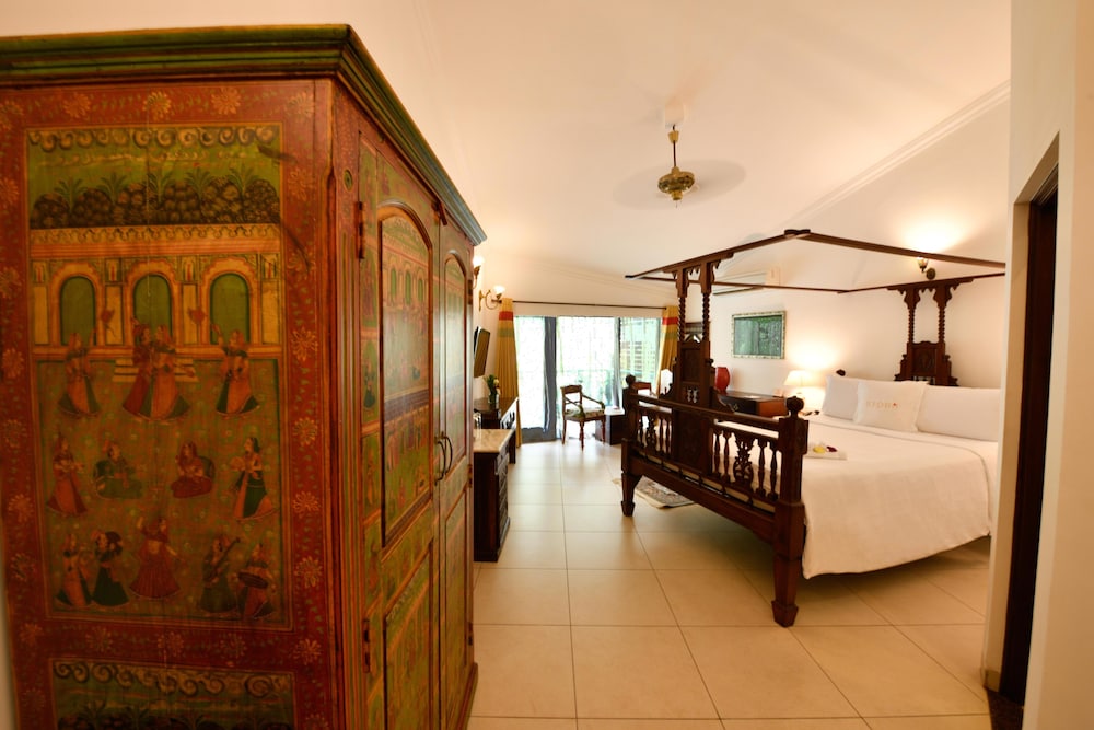 Deluxe Room, 1 King Bed, Balcony photo 3