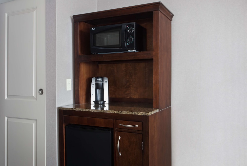Room, 1 King Bed (Drinks & Snacks) - Photo 3