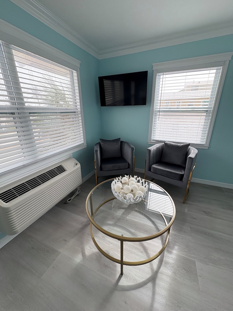Premier King Room with Kitchenette photo 2