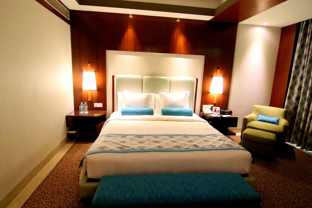 One-Bedroom Suite Lounge Access thumbnail 6
