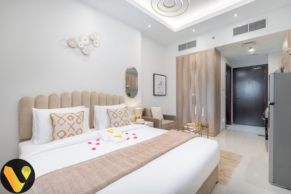 Luxury Studio, Balcony, Lake View photo 3