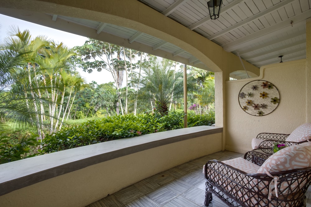 Balcony with king bed photo 3